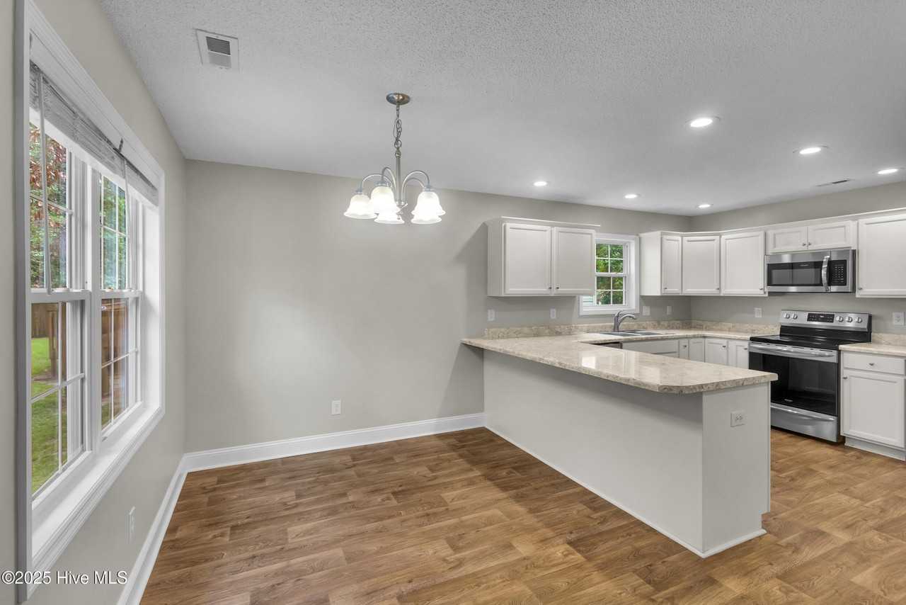 146 Monterey Cir - Photo 7 of 23