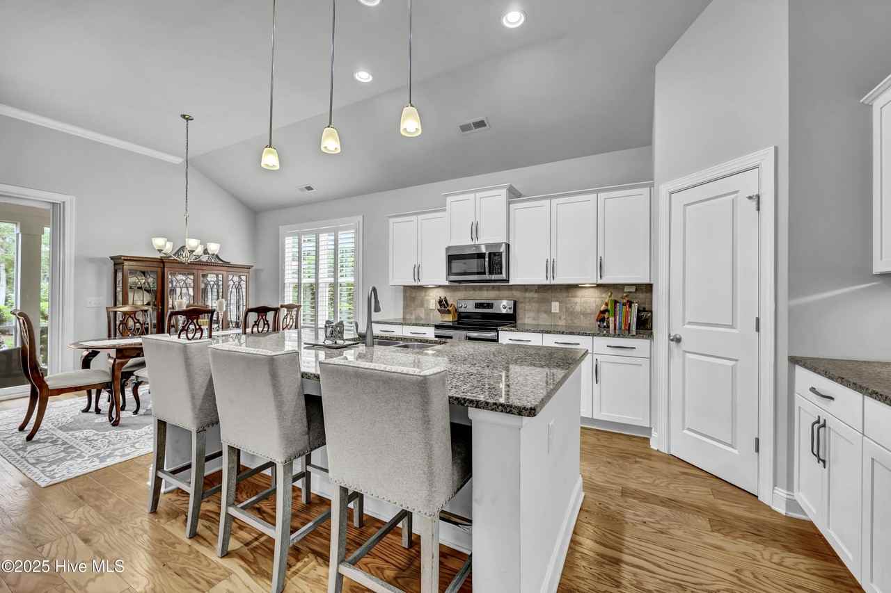 7658 Vancouver Ct - Photo 5 of 37