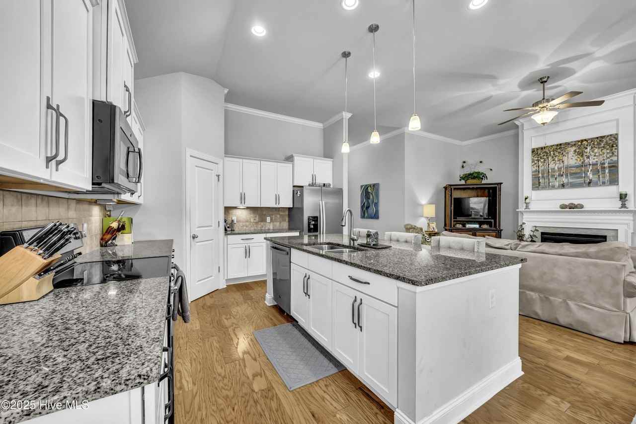 7658 Vancouver Ct - Photo 7 of 37