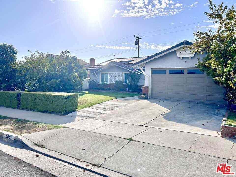 809 Agajanian Way - Photo 3 of 3