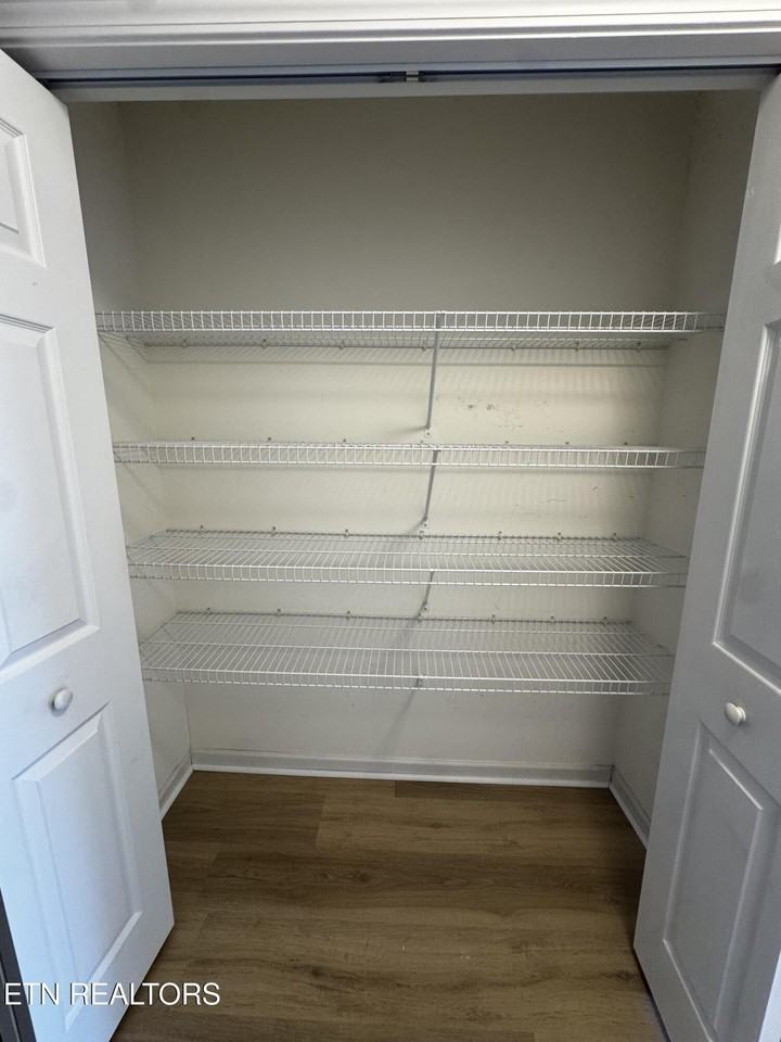 915 Mercer Dr - Photo 3 of 20