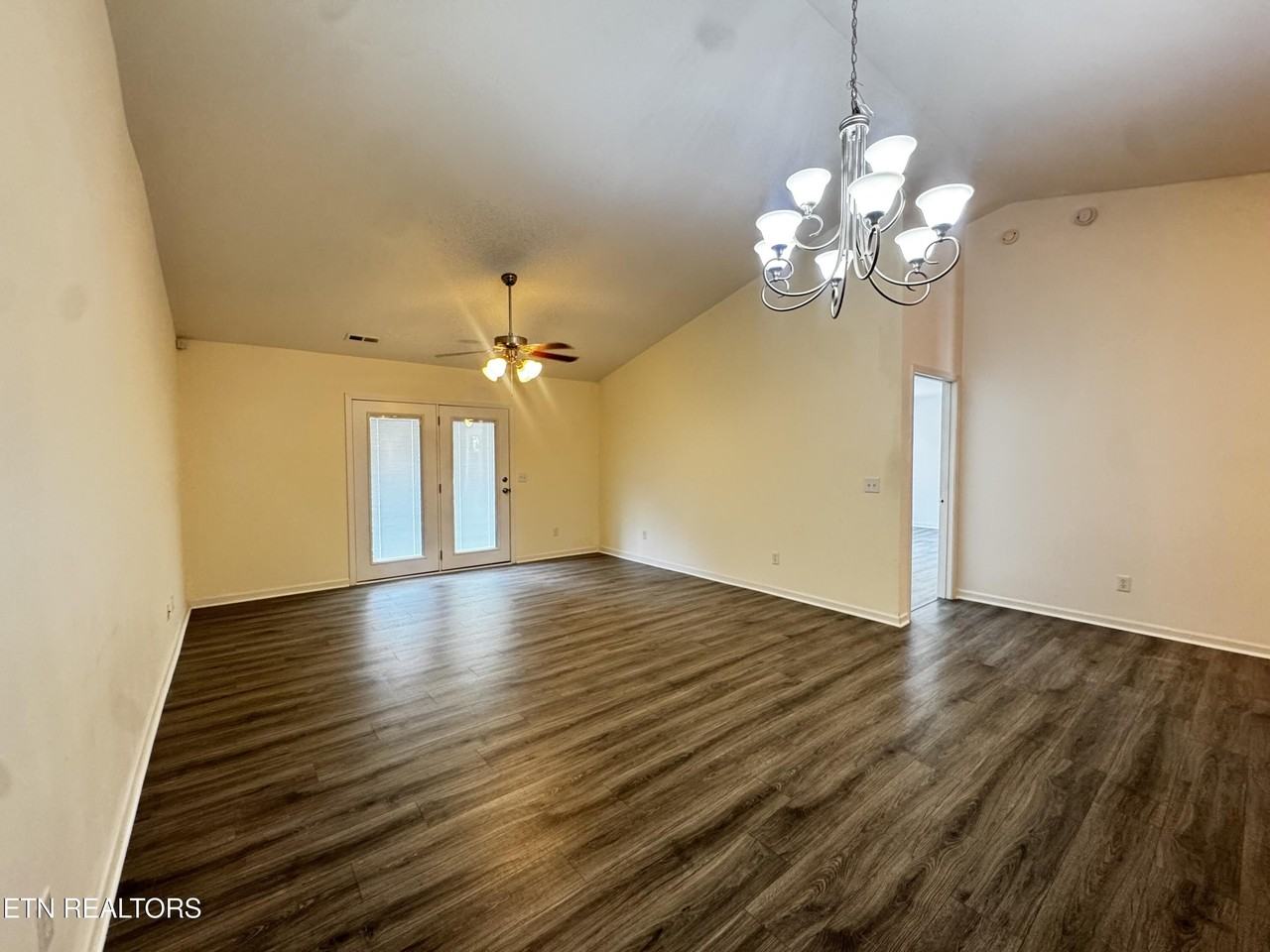 915 Mercer Dr - Photo 4 of 20