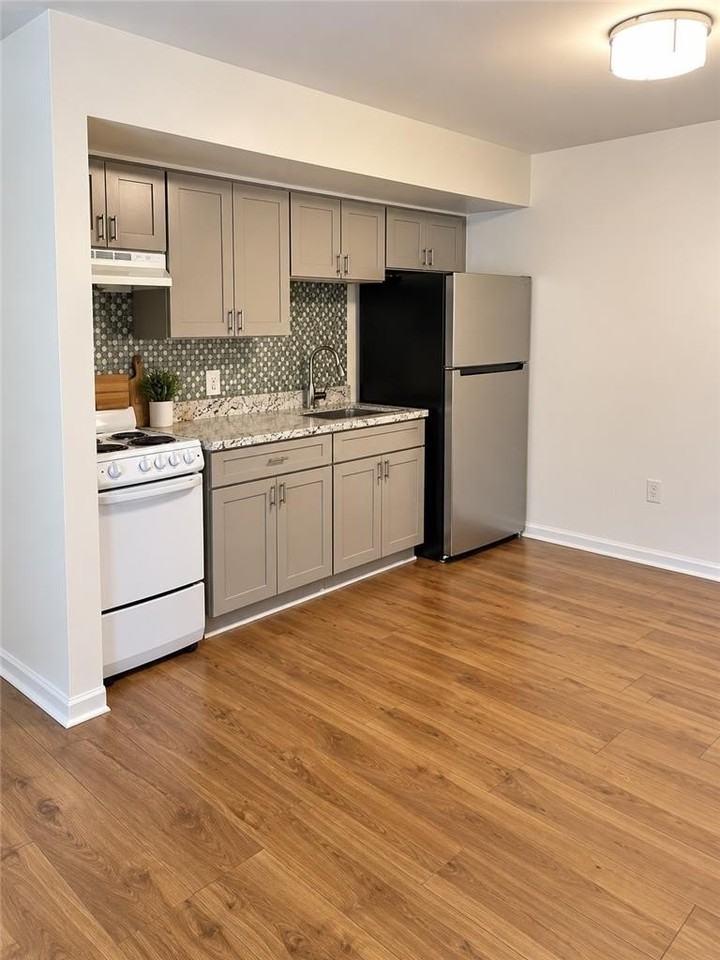 324 N Madison St - Photo 3 of 5