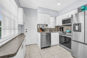featured image of 2160 Ne 56th St #1