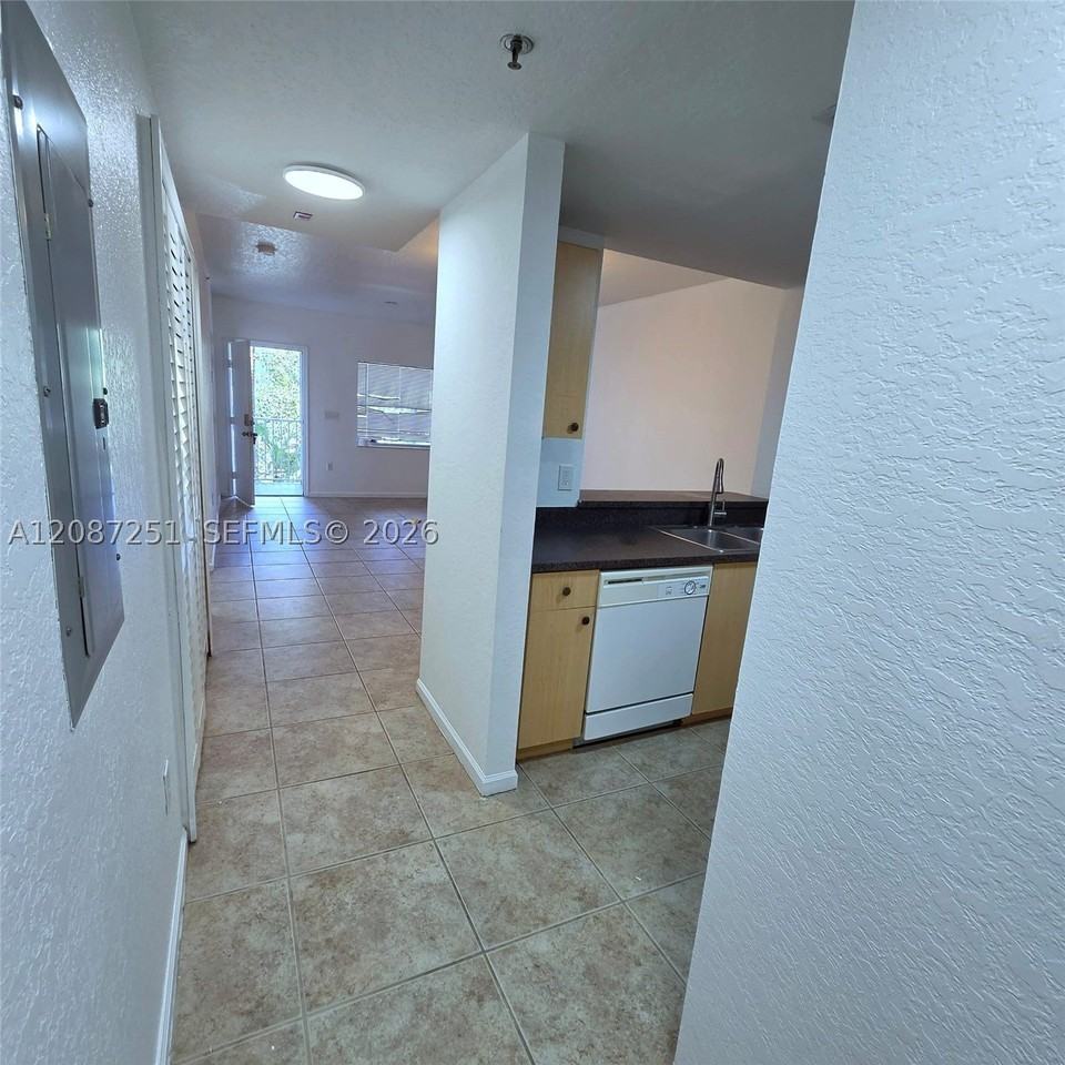 2901 Riverside Dr #203 - Photo 3 of 12