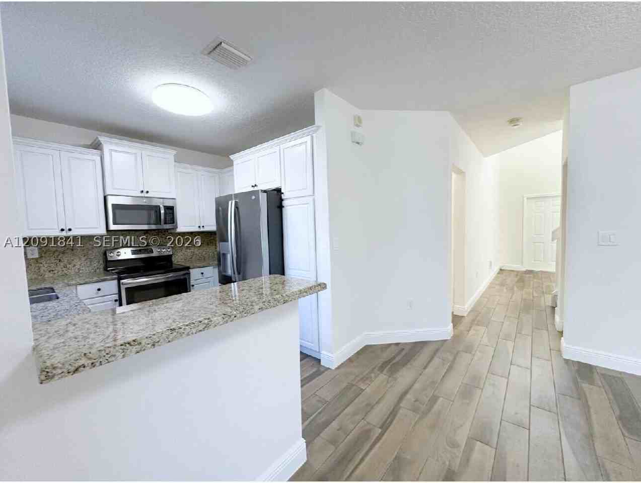202 Riverwalk Cir - Photo 7 of 39