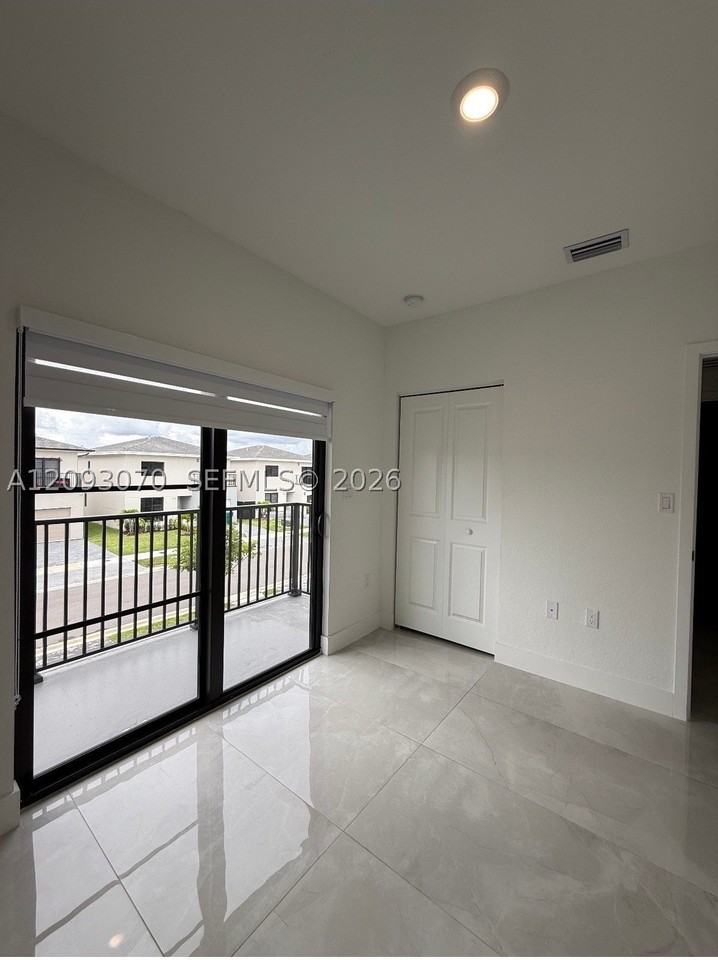 1373 Nw 1st St - Photo 5 of 9