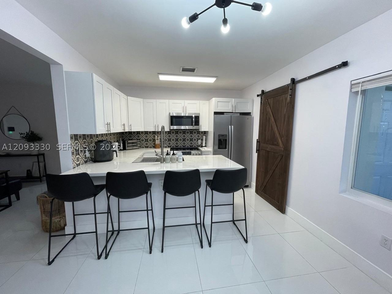 3330 Nw 18th St - Photo 7 of 22