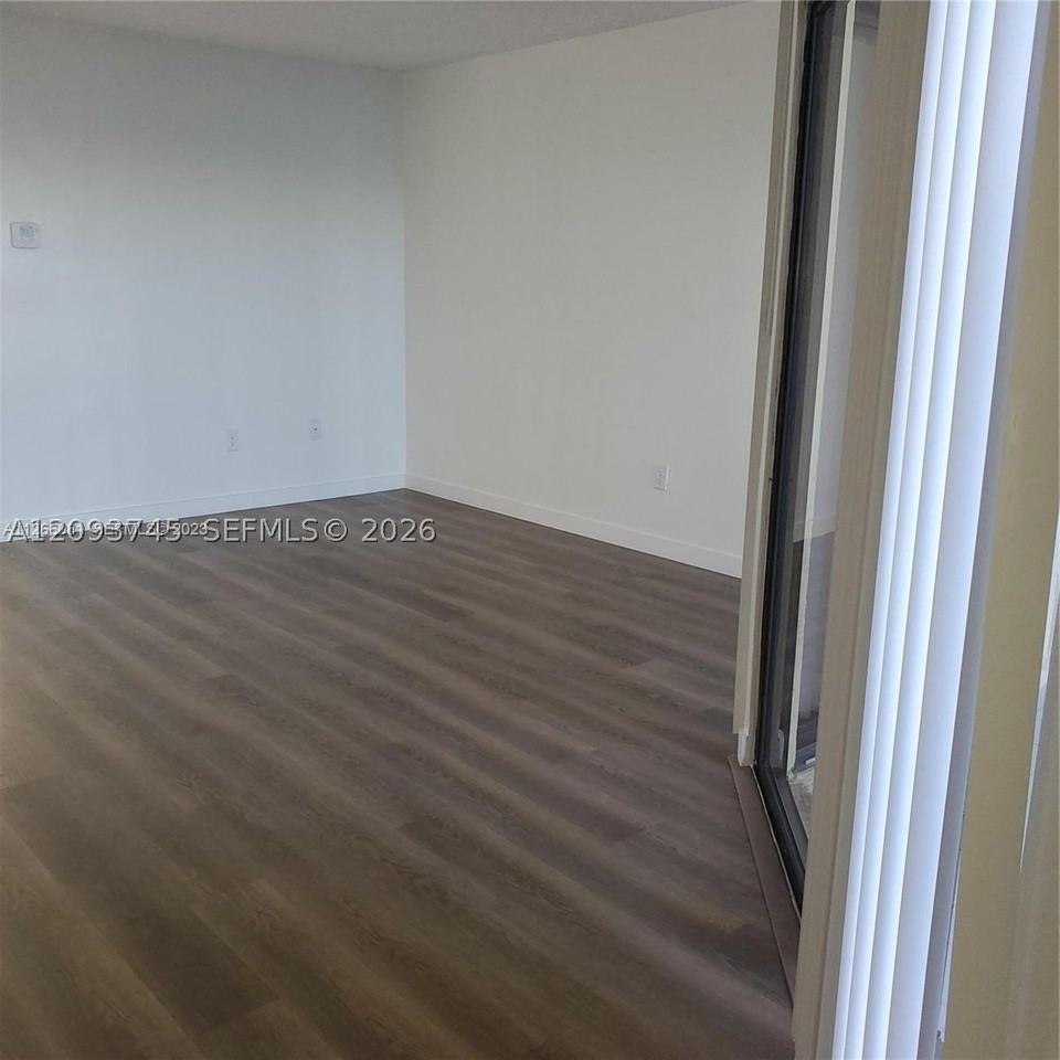 929 Hamilton Dr #929F - Photo 3 of 14