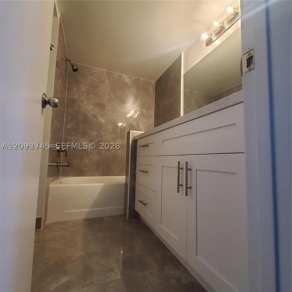 929 Hamilton Dr #929F - Photo 7 of 14