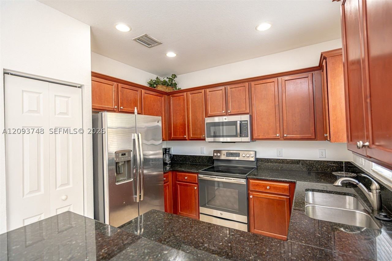 8815 Nw 116th Ct - Photo 6 of 40