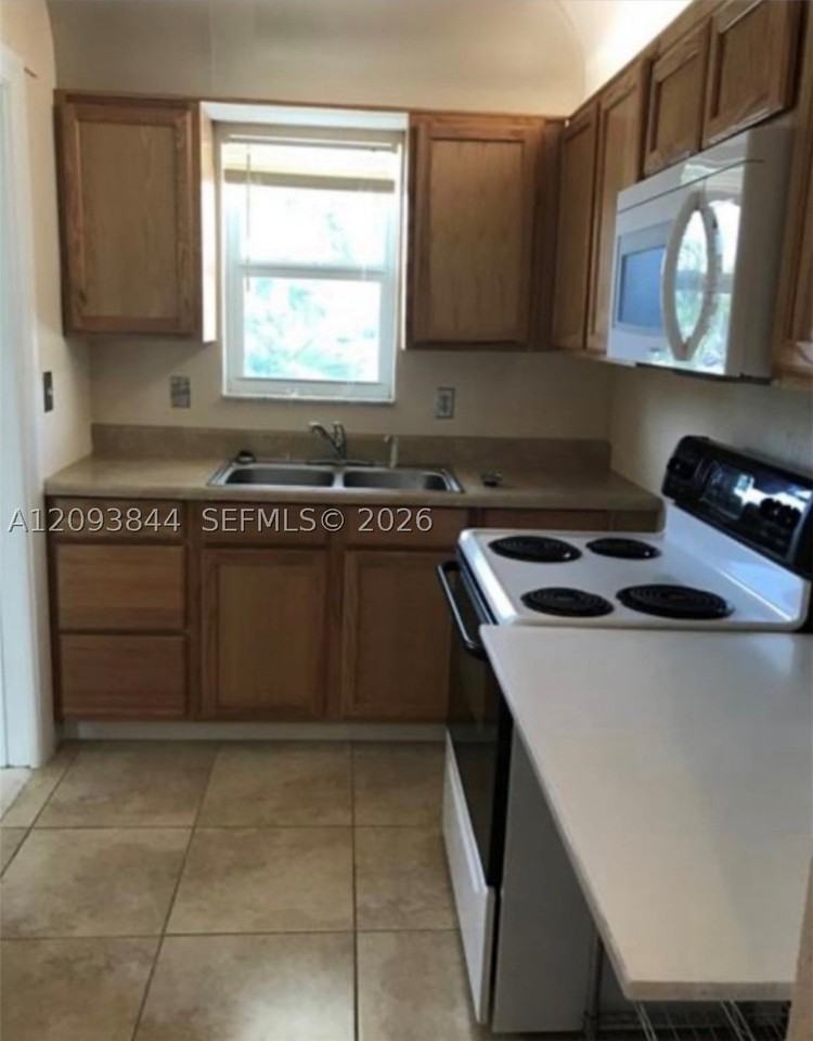 1554 N 12th Ct #15B - Photo 5 of 11