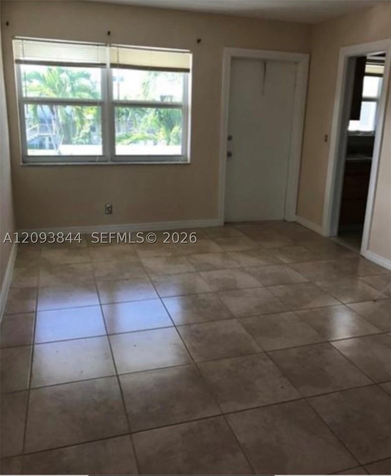 1554 N 12th Ct #15B - Photo 7 of 11