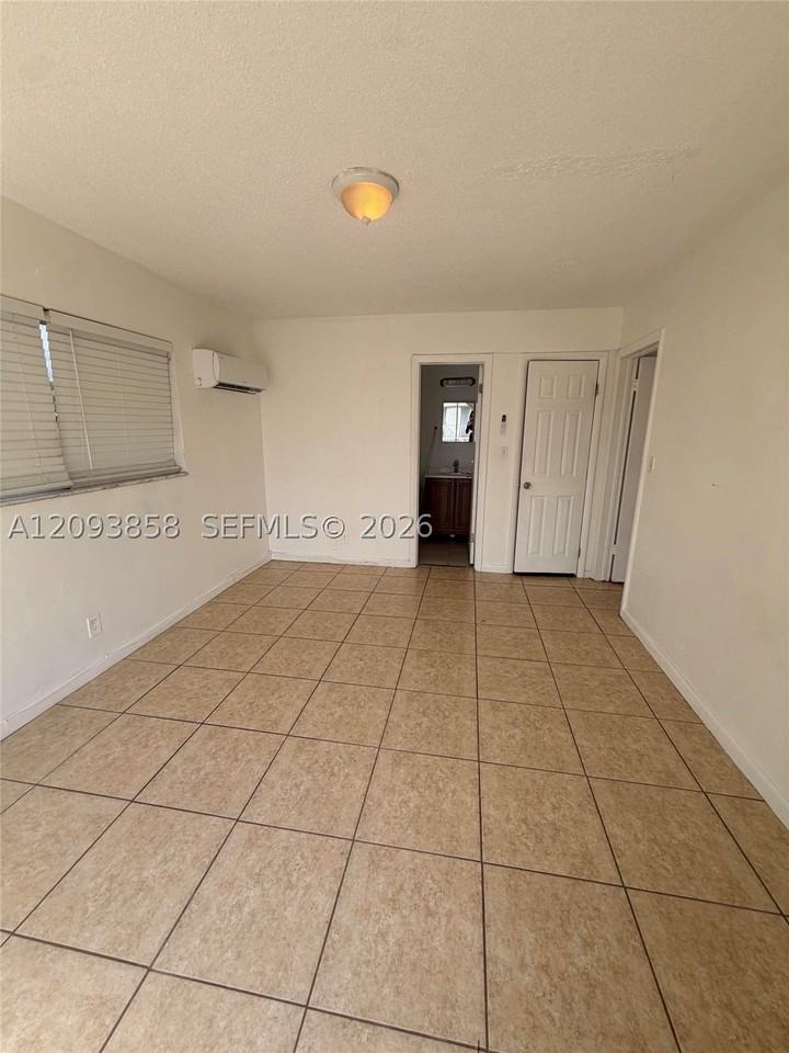 1945 Sw 5th Pl #5 - Photo 4 of 7