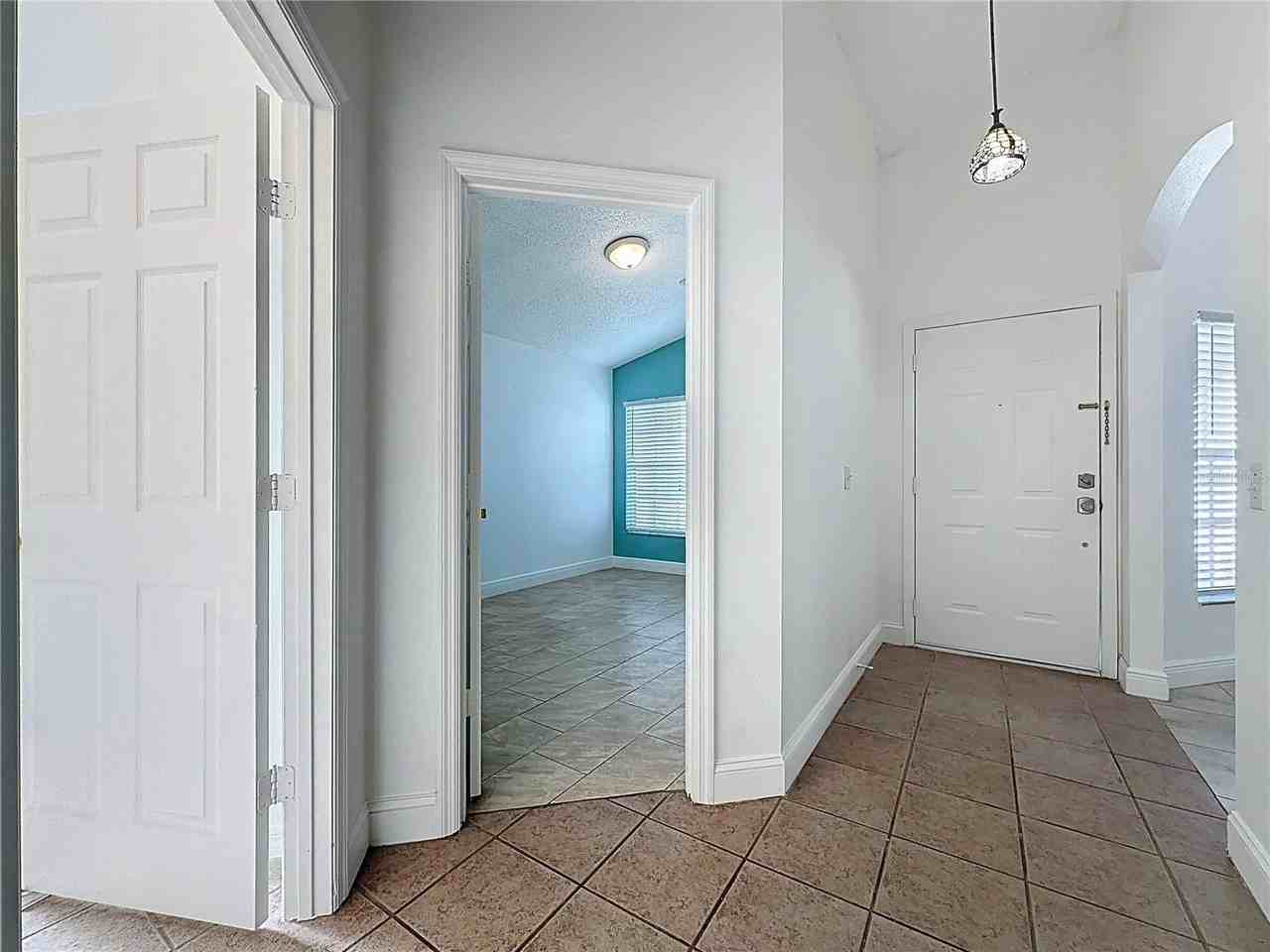 236 Queen Mary Dr - Photo 4 of 39