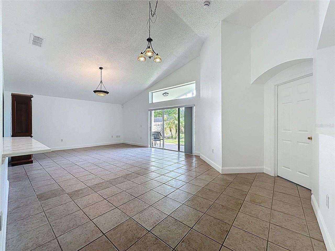 236 Queen Mary Dr - Photo 5 of 39