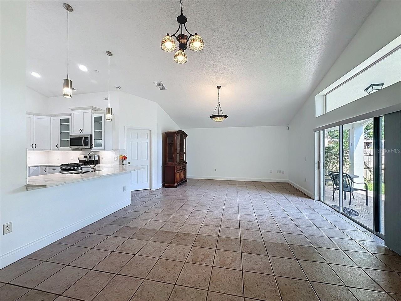 236 Queen Mary Dr - Photo 6 of 39