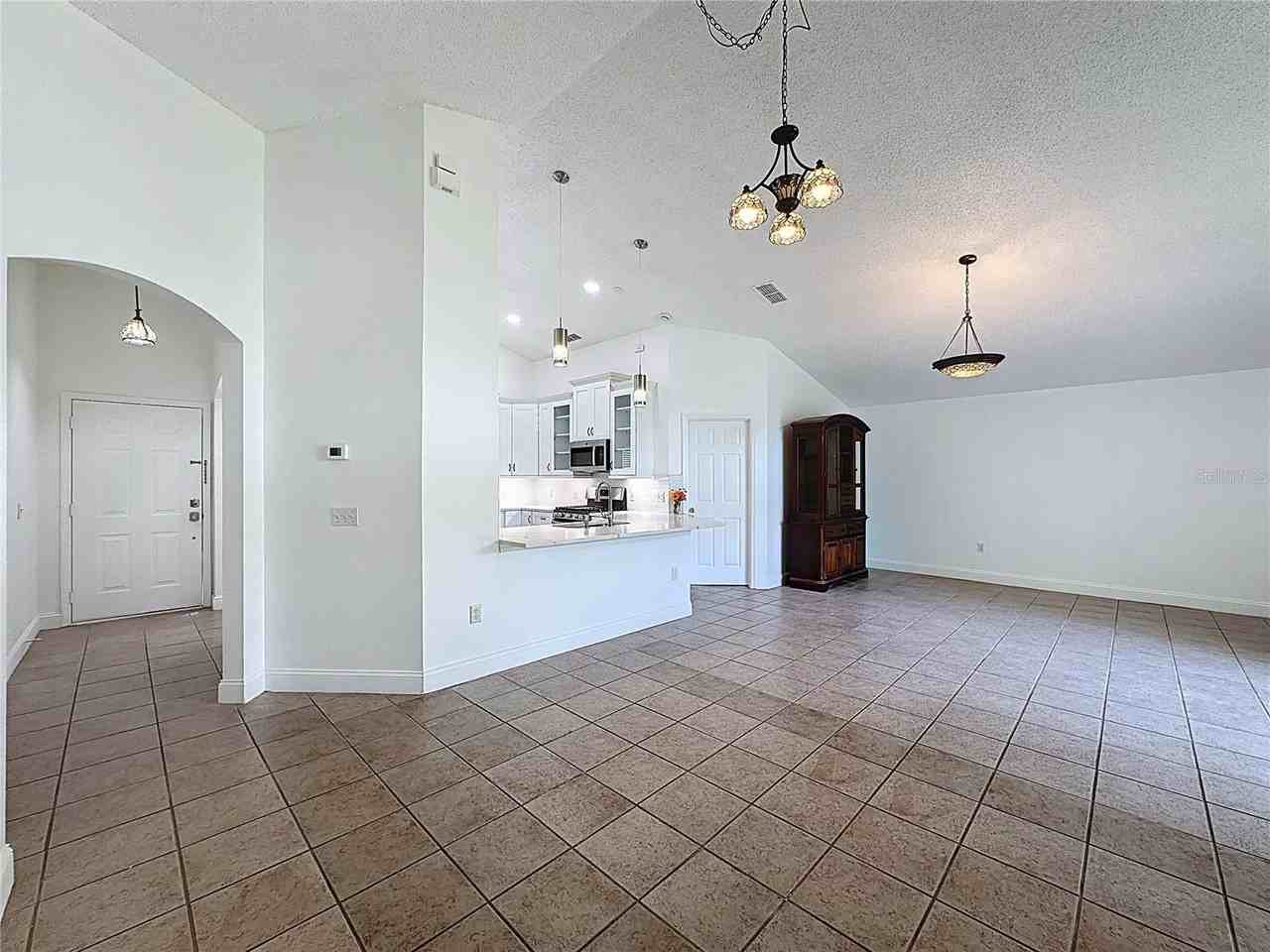 236 Queen Mary Dr - Photo 7 of 39