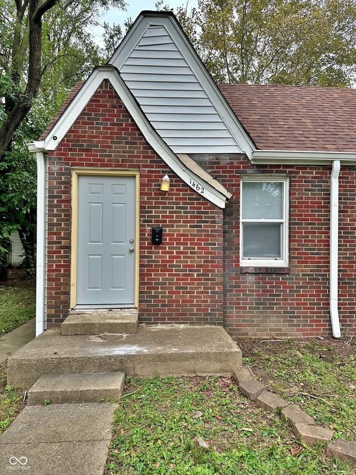 1462 N Gladstone Ave - Photo 2 of 15