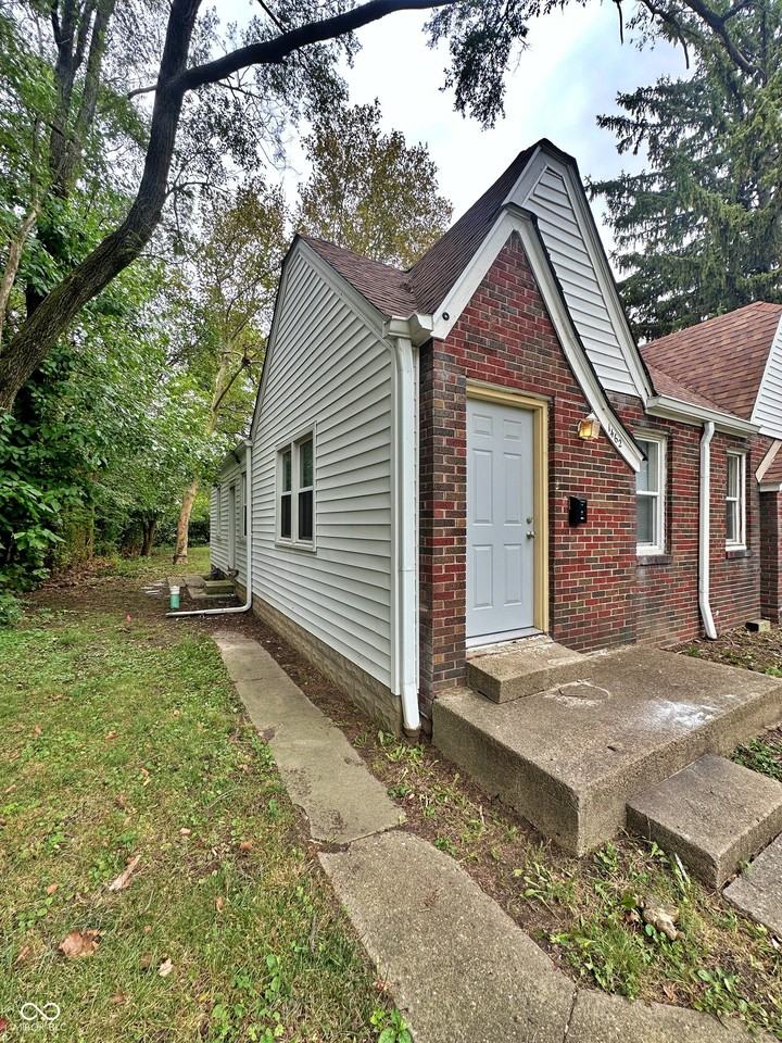 1462 N Gladstone Ave - Photo 3 of 15