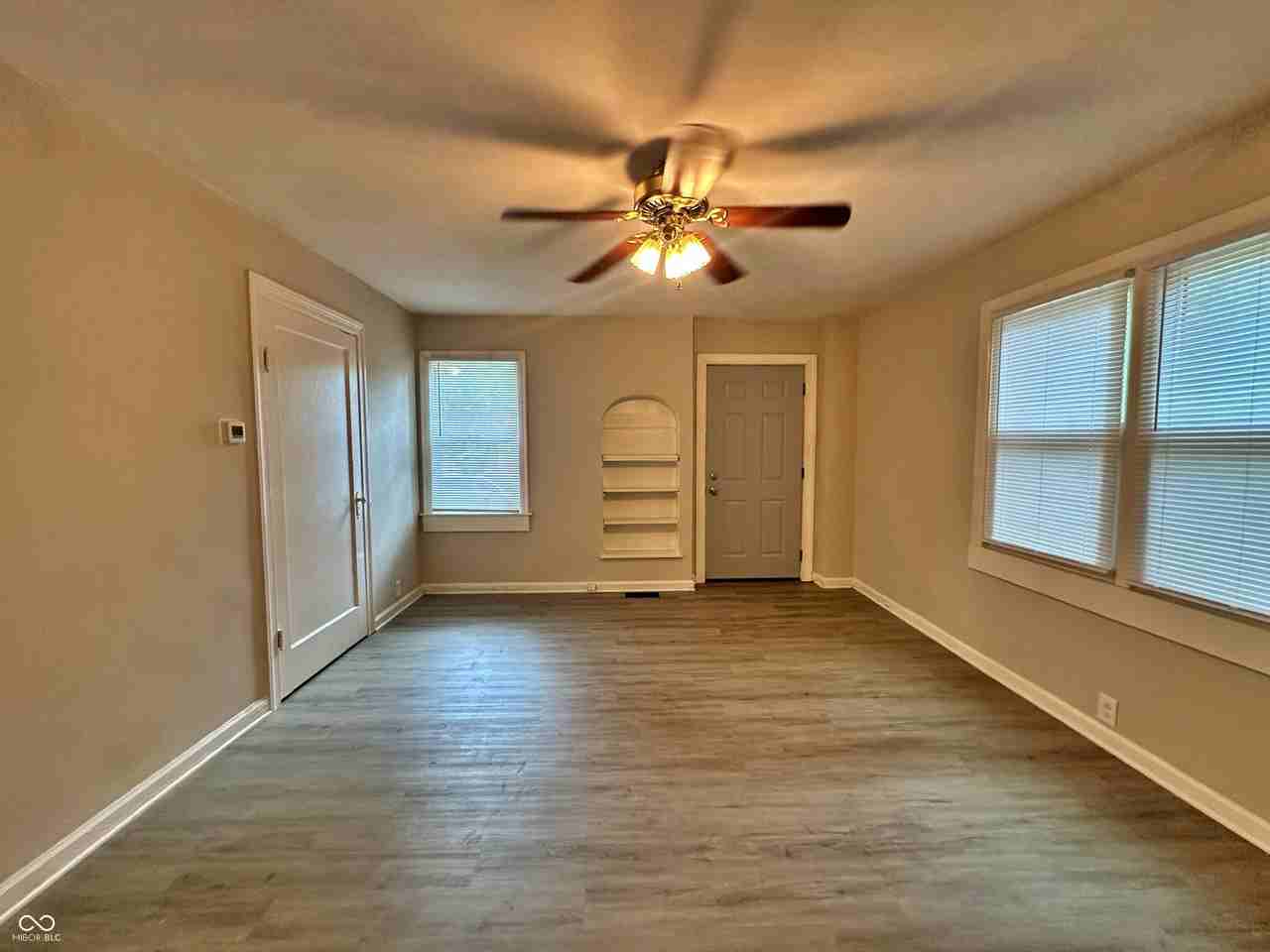1462 N Gladstone Ave - Photo 5 of 15