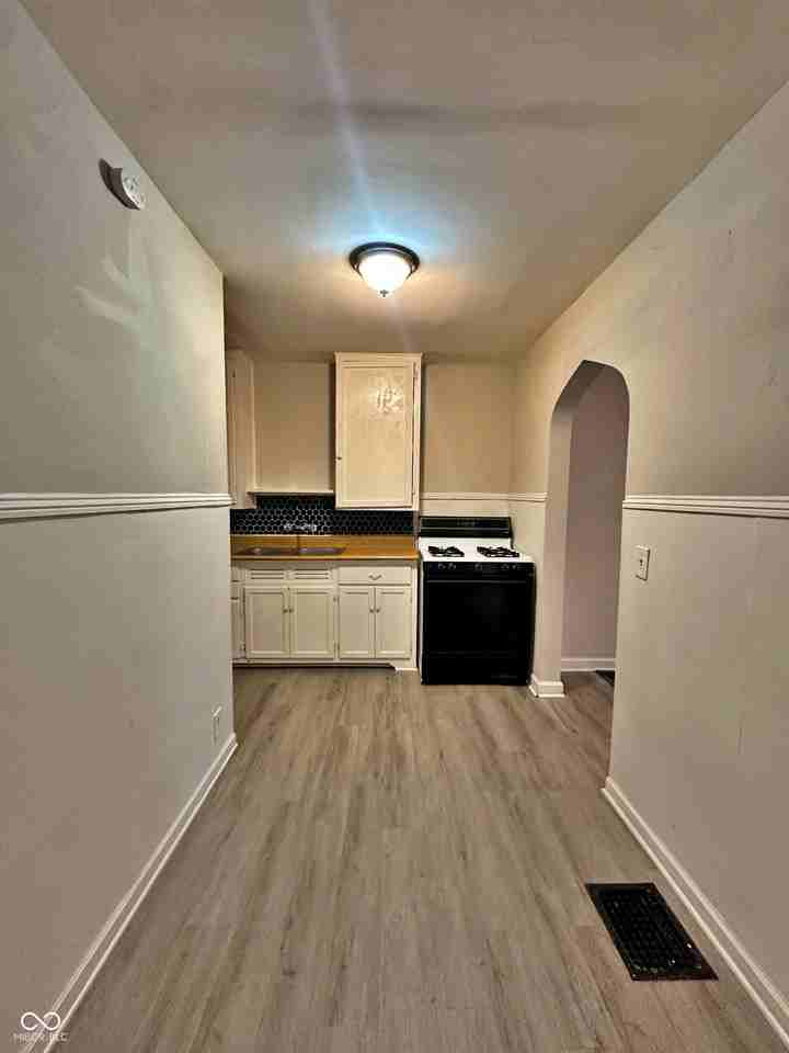 1462 N Gladstone Ave - Photo 7 of 15