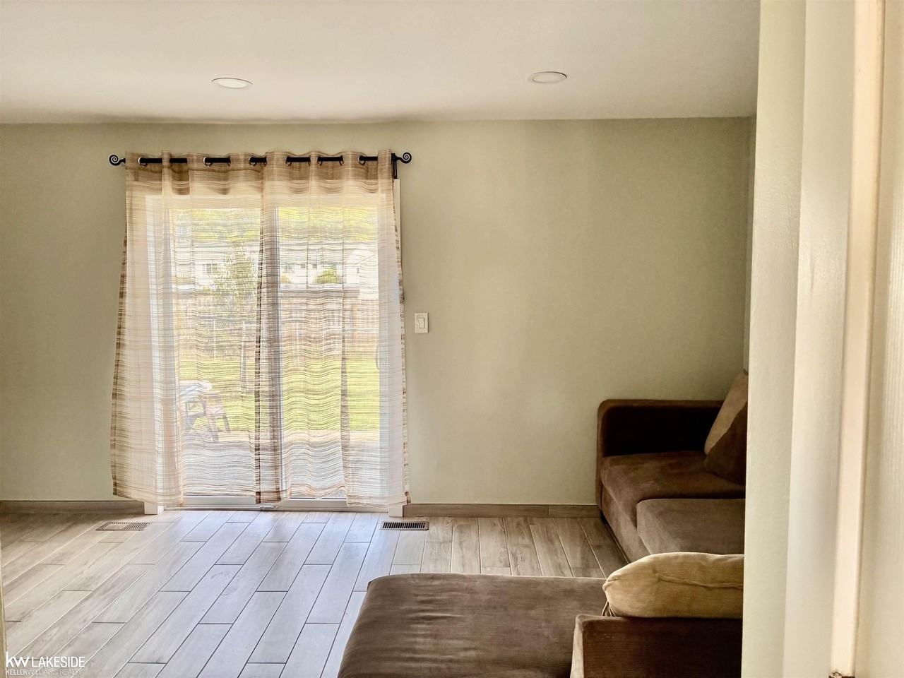 127 Mark Dr - Photo 2 of 12