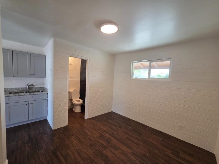 10305 N 15th Ave - Photo 4 of 8