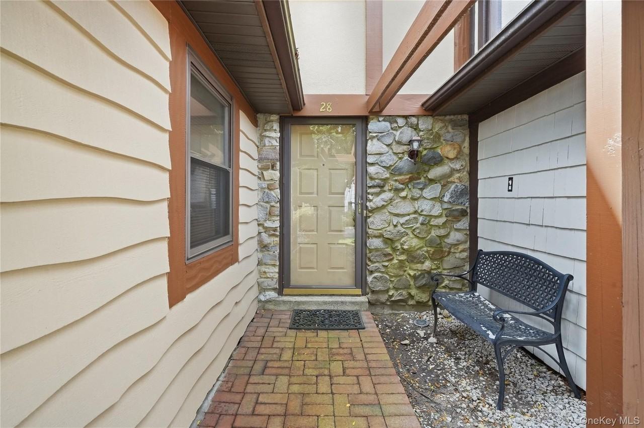 28 Hampton Ct - Photo 4 of 33