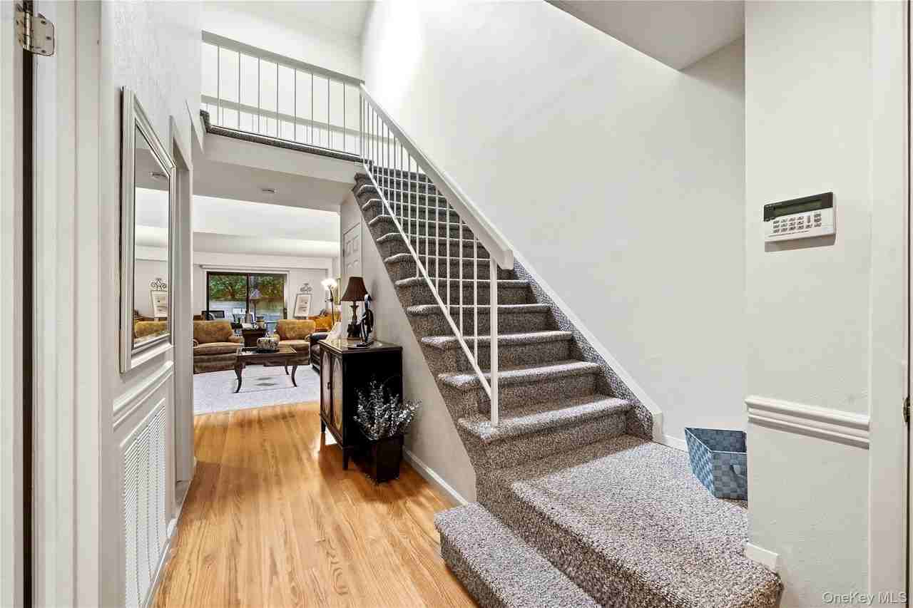 28 Hampton Ct - Photo 5 of 33