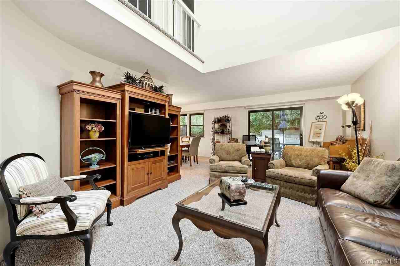28 Hampton Ct - Photo 6 of 33