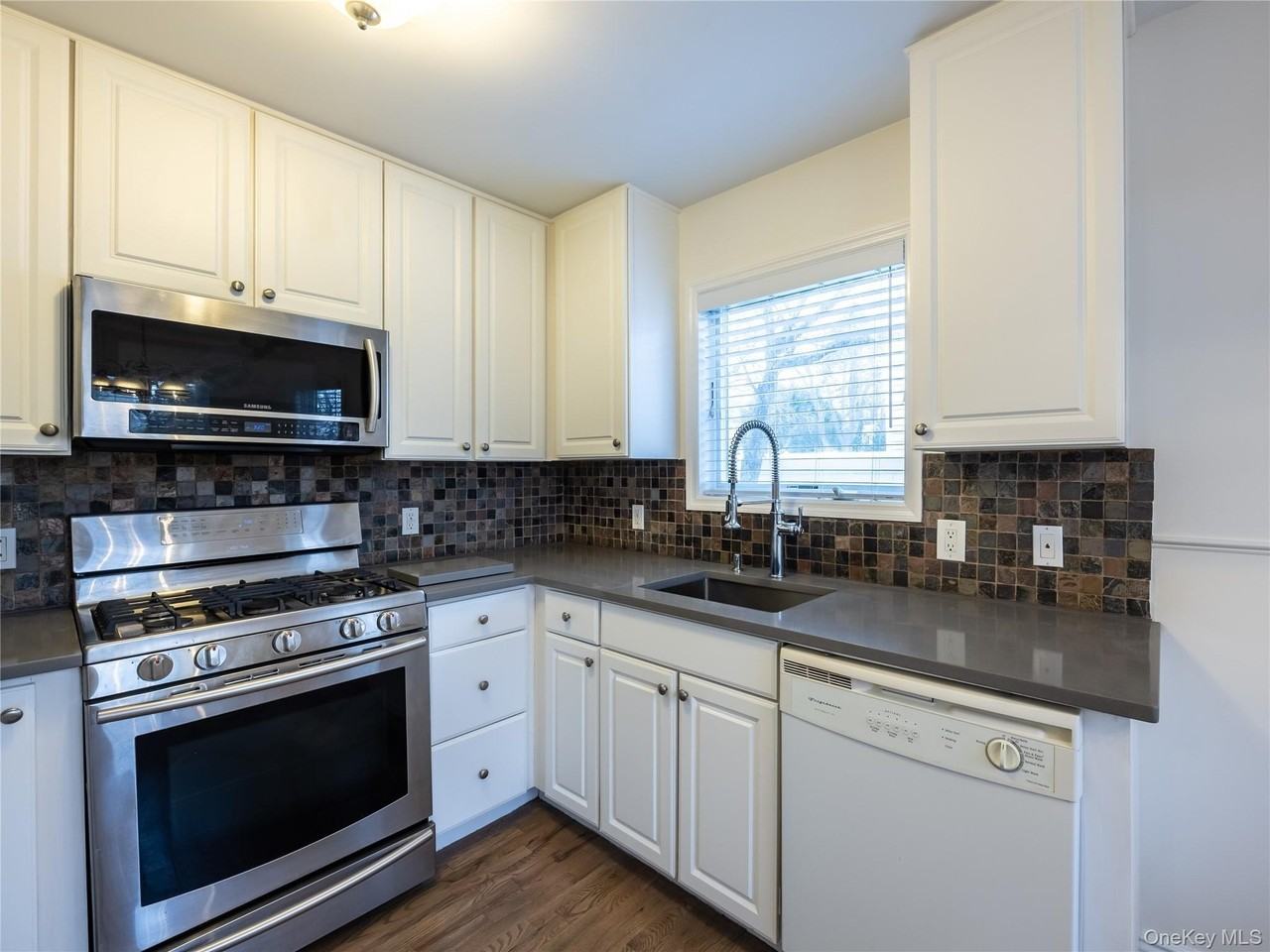21 Marwood Rd N - Photo 3 of 12