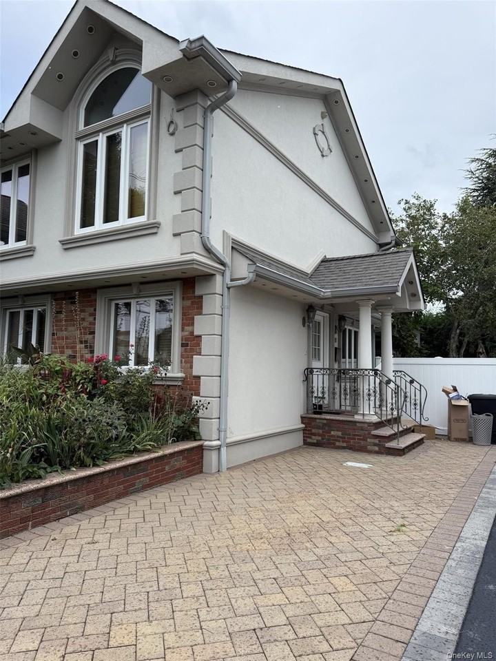 548 S Strong Ave - Photo 2 of 17