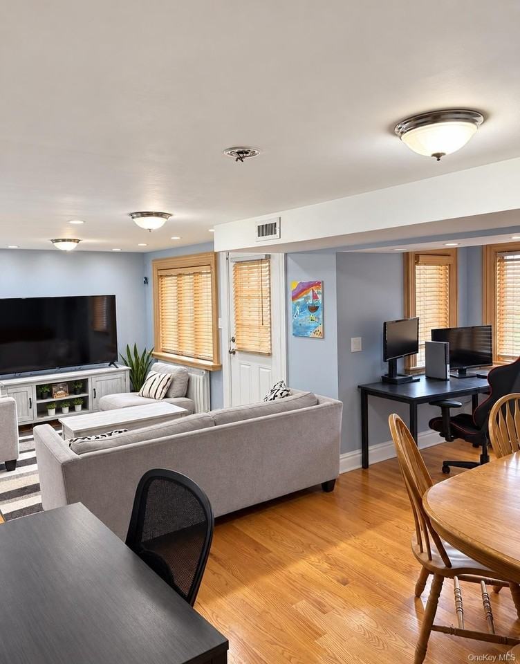548 S Strong Ave - Photo 4 of 17