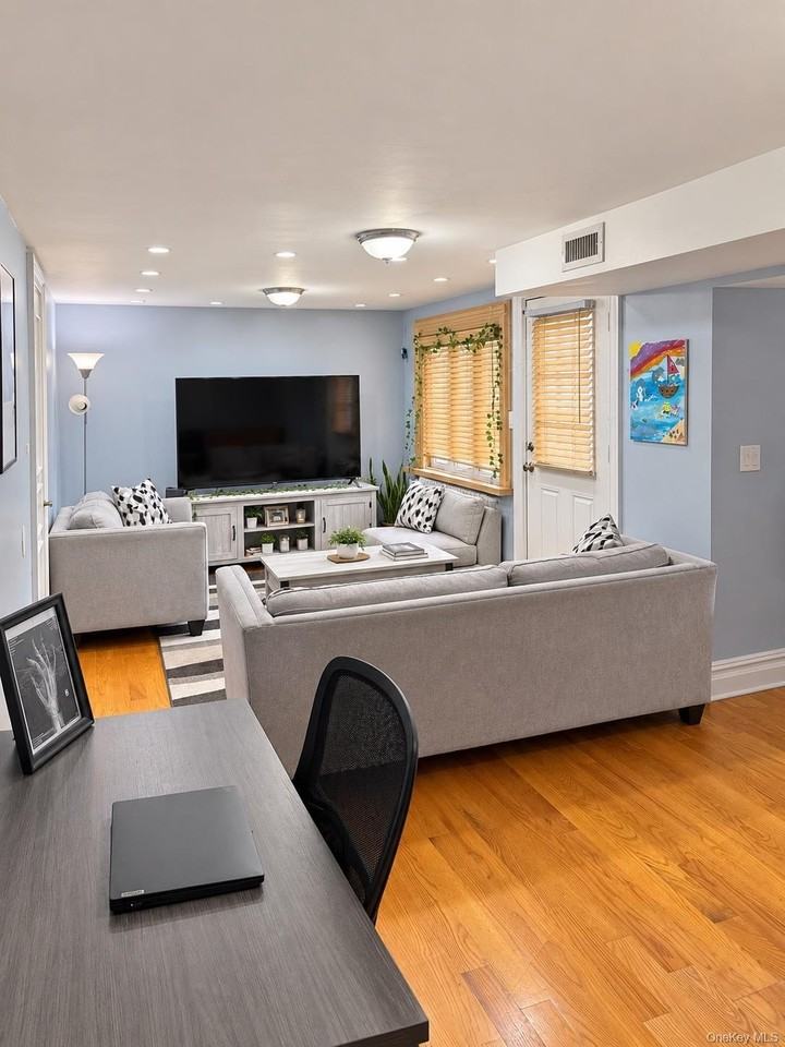 548 S Strong Ave - Photo 5 of 17