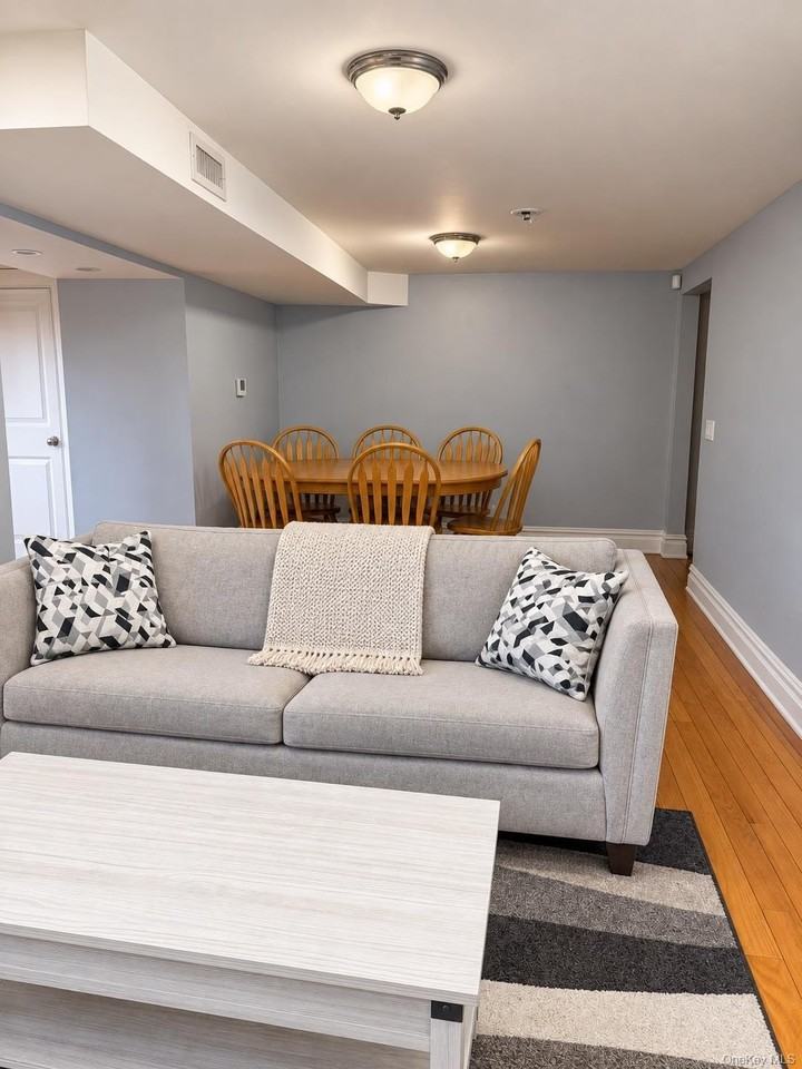 548 S Strong Ave - Photo 6 of 17