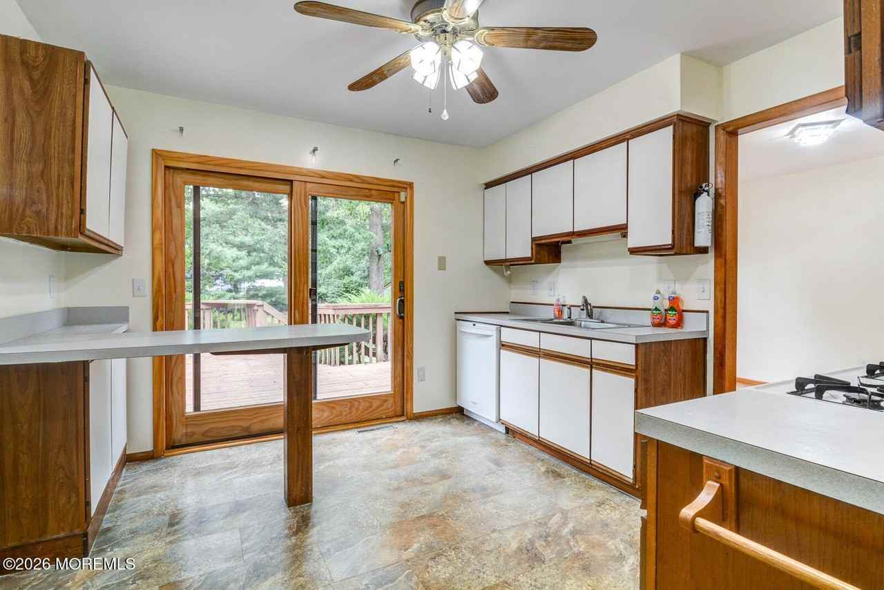 195 Edgemere Court - Photo 6 of 24