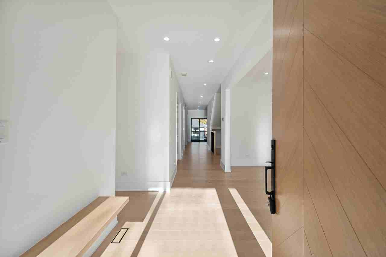 704 Sheridan Rd - Photo 5 of 38