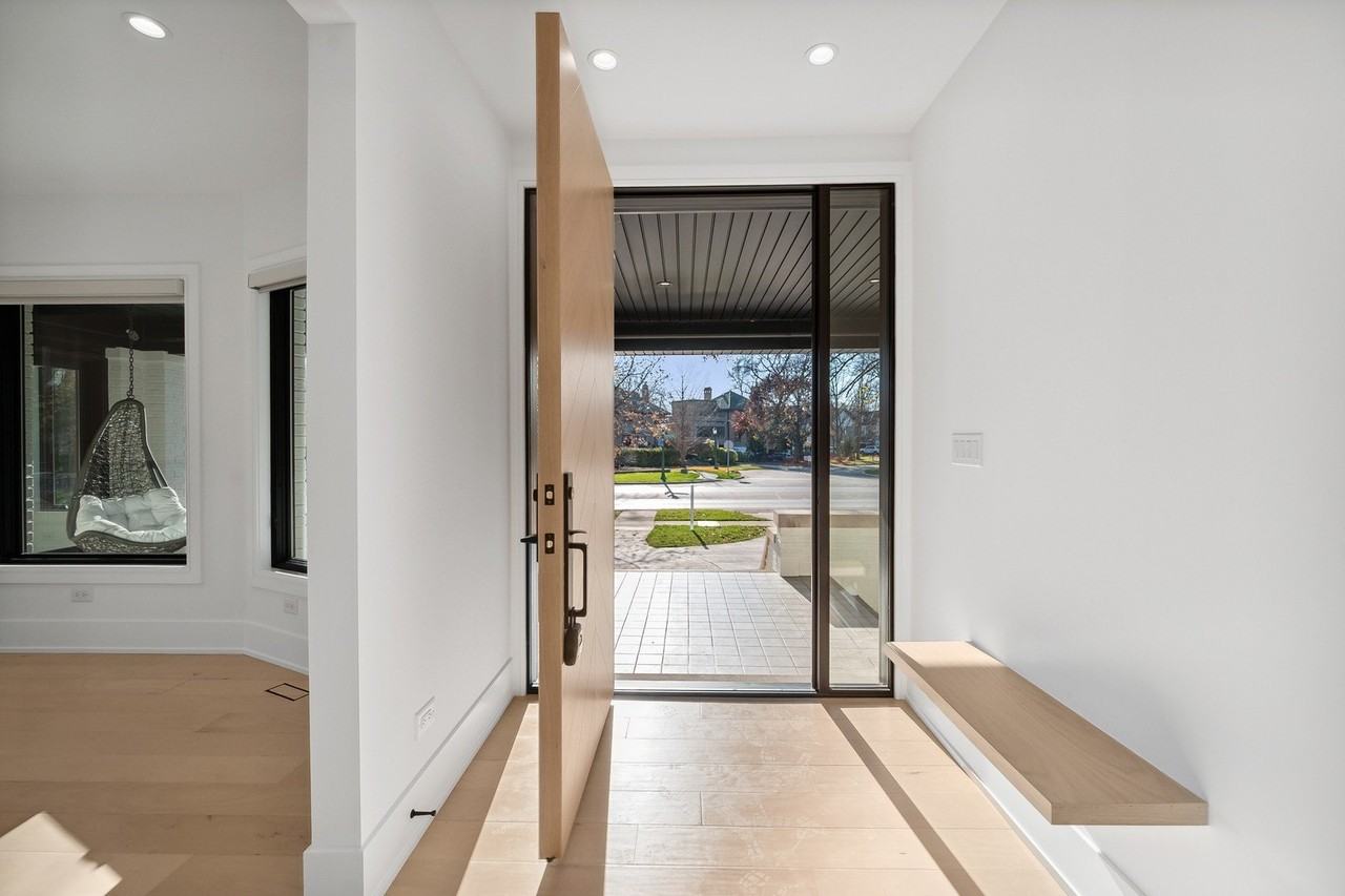704 Sheridan Rd - Photo 6 of 38