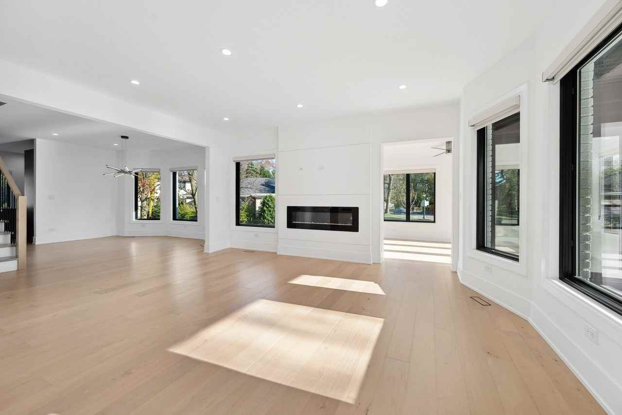 704 Sheridan Rd - Photo 7 of 38