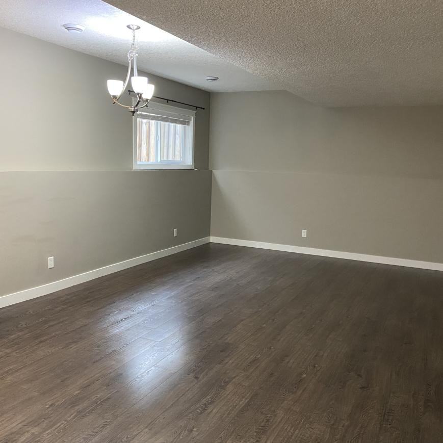 9429 88 St - Photo 3 of 10