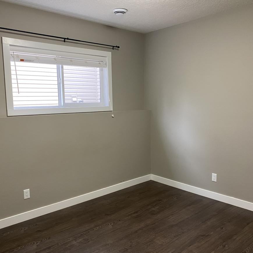 9429 88 St - Photo 4 of 10