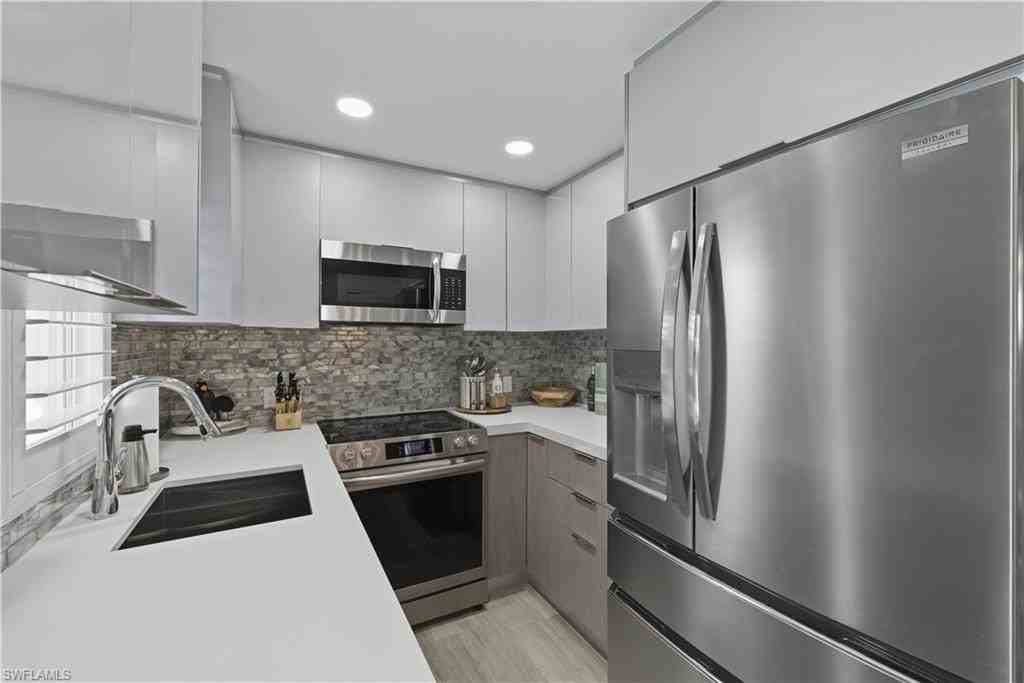 609 12th Ave S #609 - Photo 6 of 32