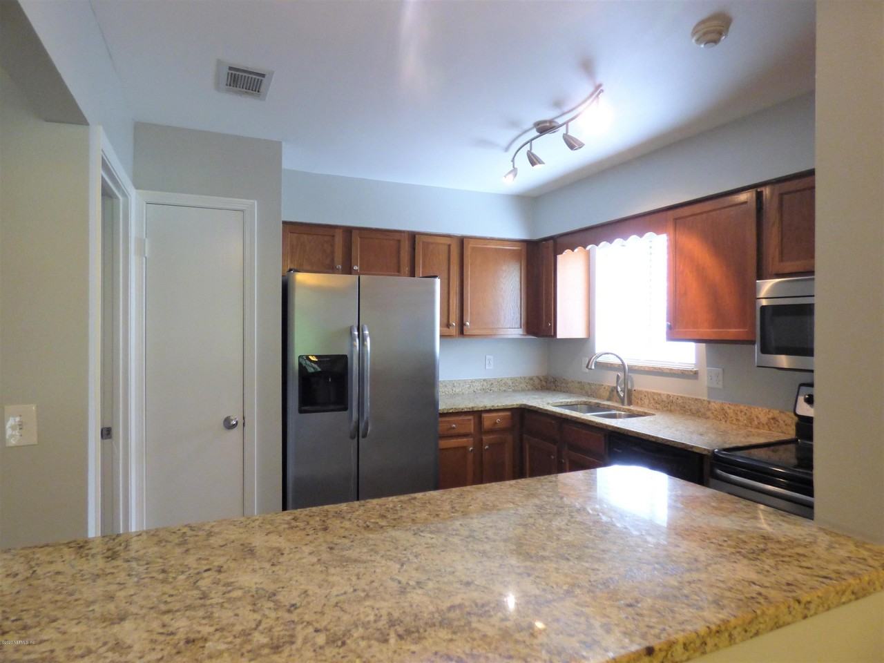 10526 Anchorage Cove Ln - Photo 5 of 14