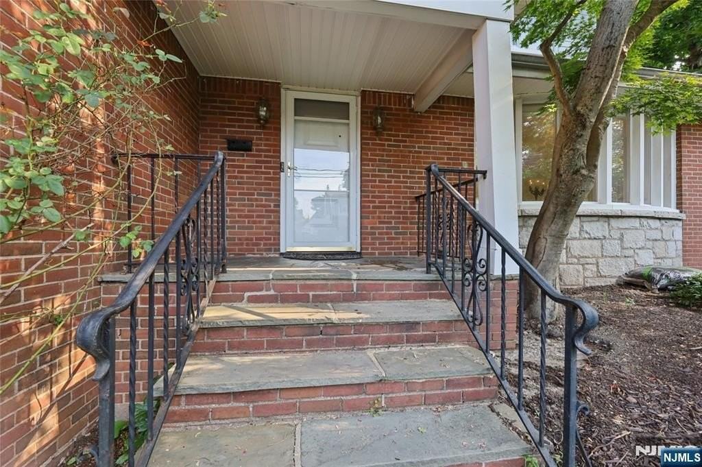 585 W Englewood Ave - Photo 3 of 16