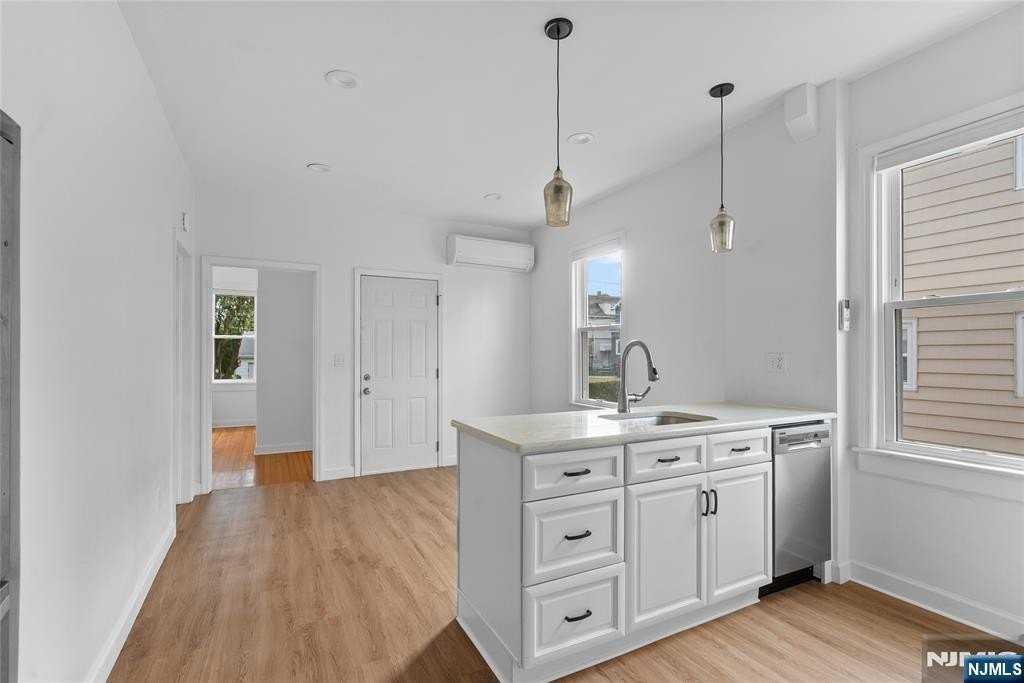 97 Bergen St #1stFL - Photo 4 of 18