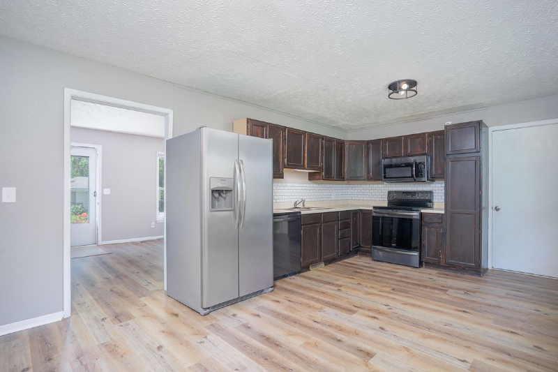 706 Spruce St - Photo 3 of 16