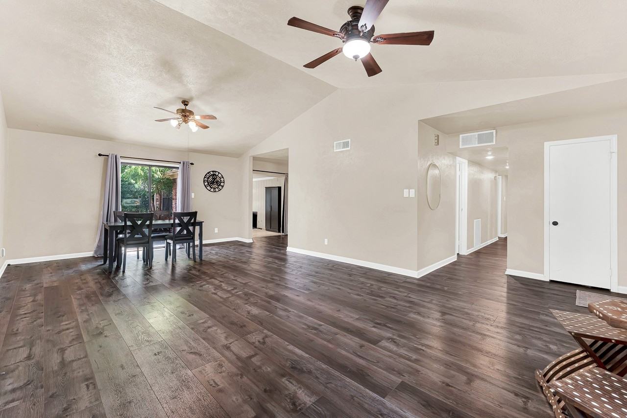 108 Kingsbridge Dr - Photo 4 of 33