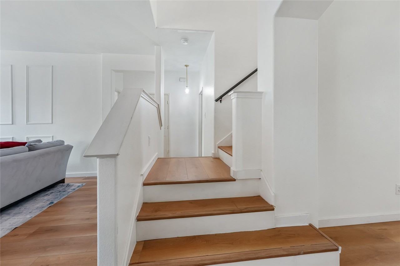 1006 Partridge Dr - Photo 3 of 10