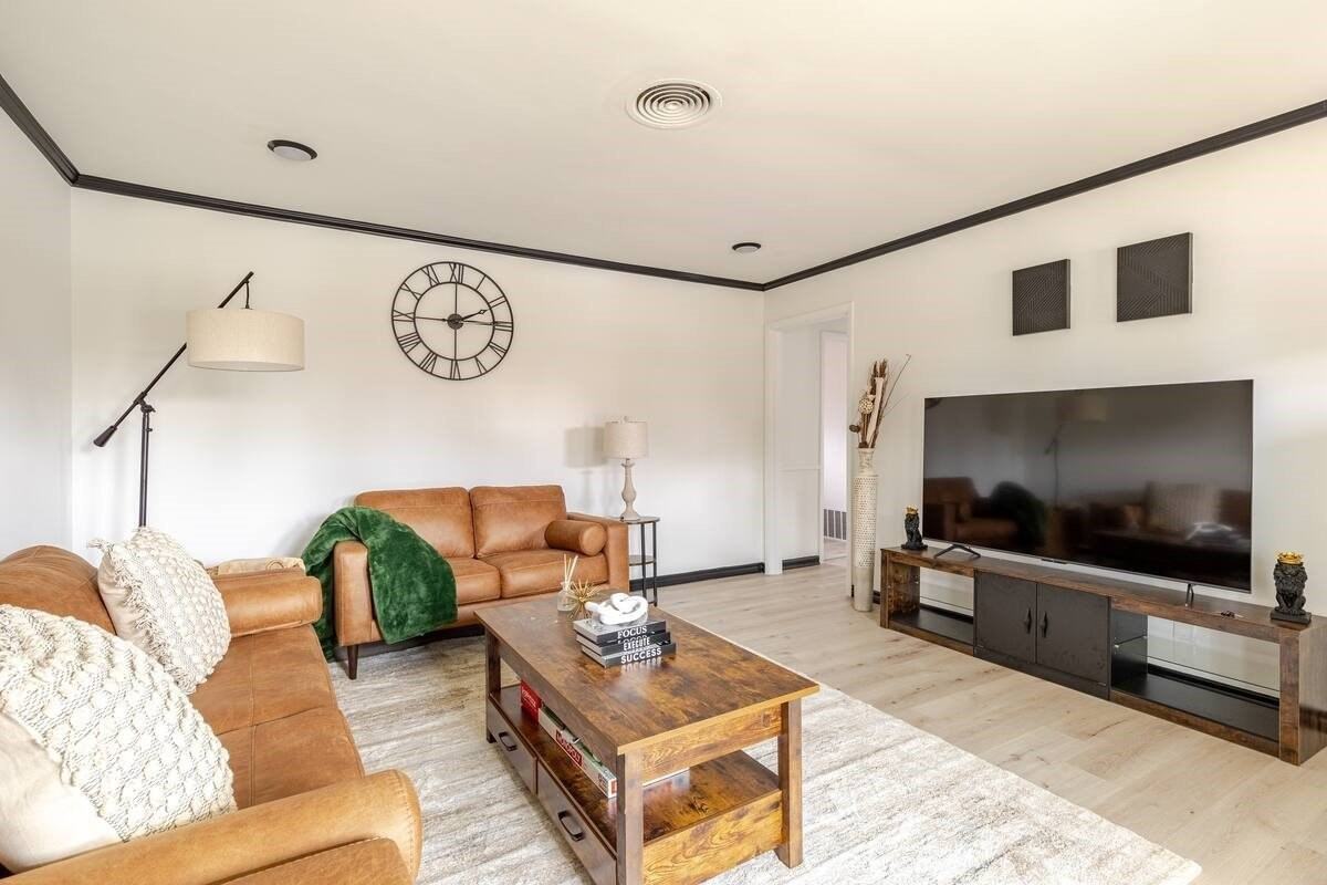 916 Acorn St - Photo 5 of 32